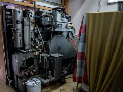 �Funziona ancora perfettamente � sottolinea la proprietaria Antonia Carrante �. � un tipo di macchinario in cui non viene utilizzata l�acqua ma un solvente liquido e incolore chiamato percloroetilene che pulisce tessuti pi� delicati come lana, seta, pelle e lino�